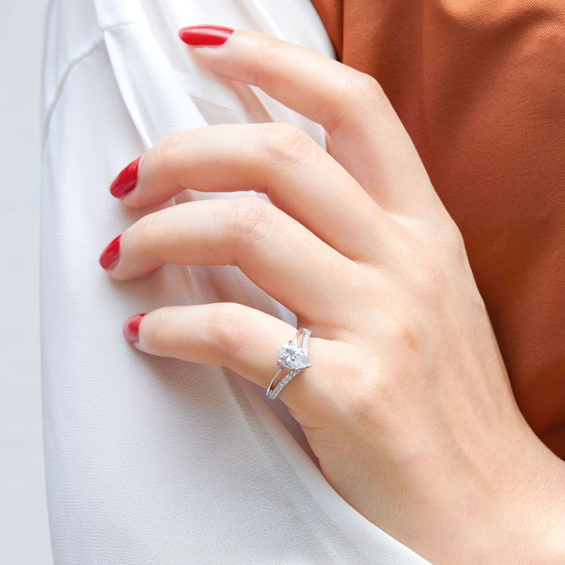 Silver Inlaid Drop Shaped Simulation Diamond Female Ring