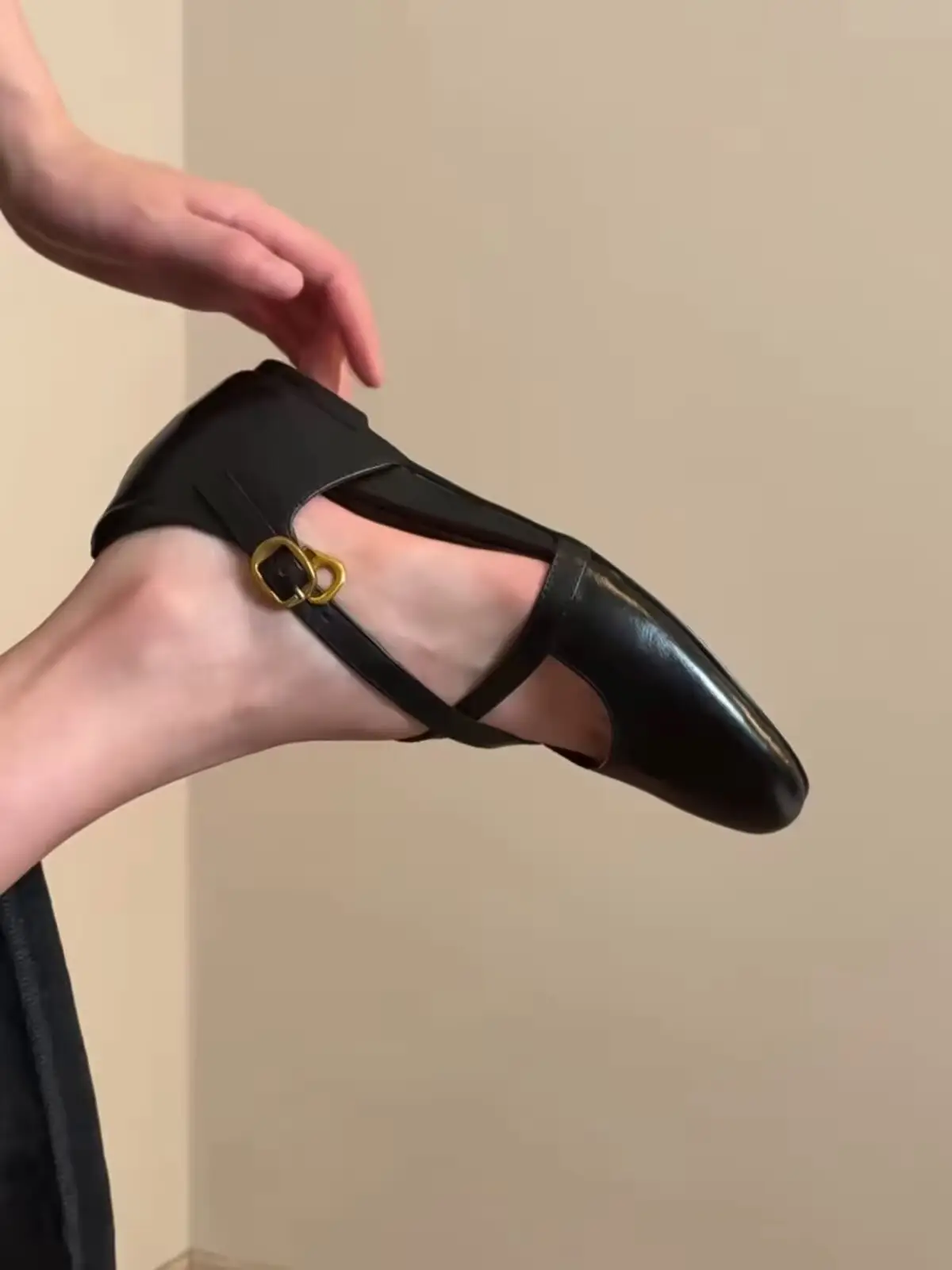 Women Vintage Cross Strap Hollow Mary Jane Flats, 2026 Summer Invisible Height Increase Commuter Shoes, Low Cut Design