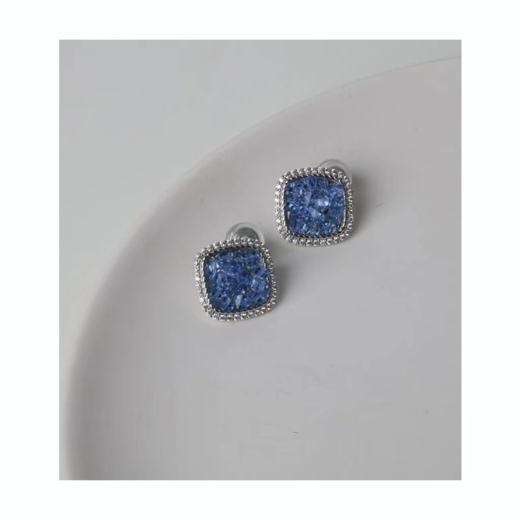 Temperamental Minority Advanced Gradient Diamond Crystal Stud Earrings