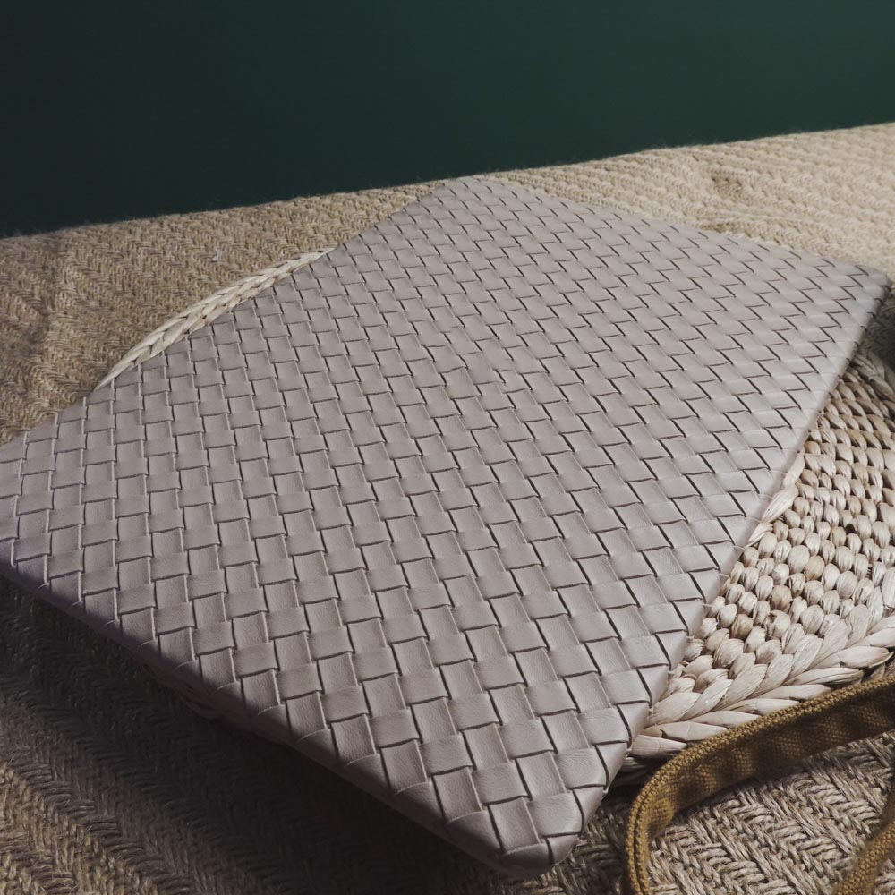 Milk Tea Color Leather Woven Computer Case — foto 3