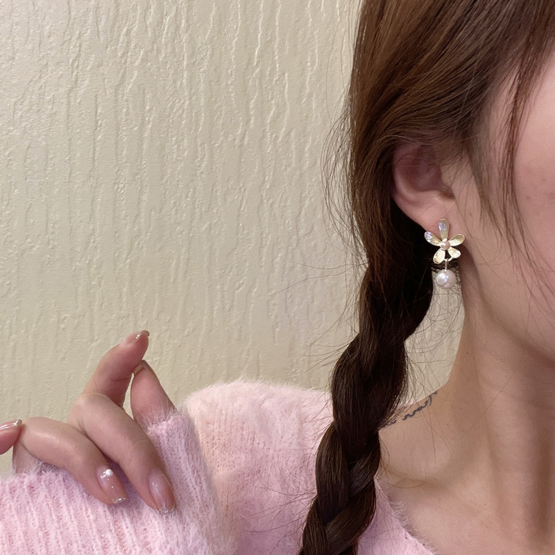 Sterling Silver Needle French Retro Simple Three-dimensional Flower Stud Earrings