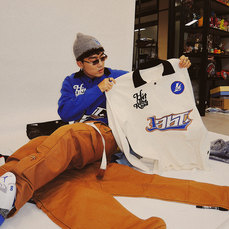 بنطال بكاملات تعليق وجيوب بسحاب بتصميم ريفي عصري، واسع ومريح لشارع المدينة، بقصة مستقيمة