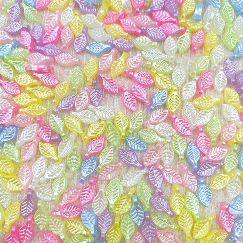 ABS  Charmuri „Pearl Mini Leaf”, mărgele irizate în culori pastelate cu orificiu în partea superioară, pentru realizarea de pandantive, cercei și bijuterii