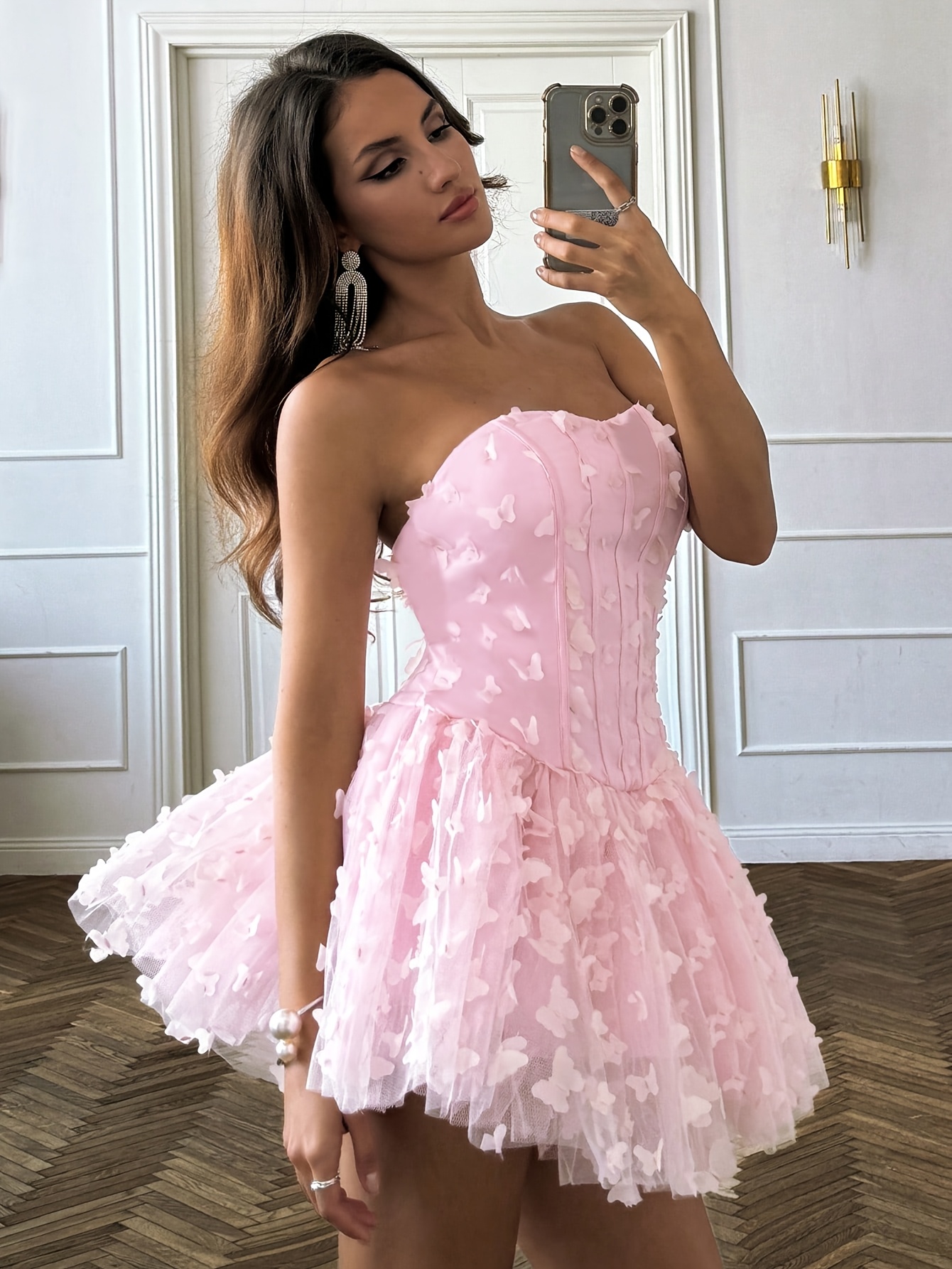 The 3D Butterfly-decorated Strapless Puffy Skirt For Ladies In Spring And Summer Is Fashionable, Elegant And Sexy. It Is Suitable For Going Out On Dates