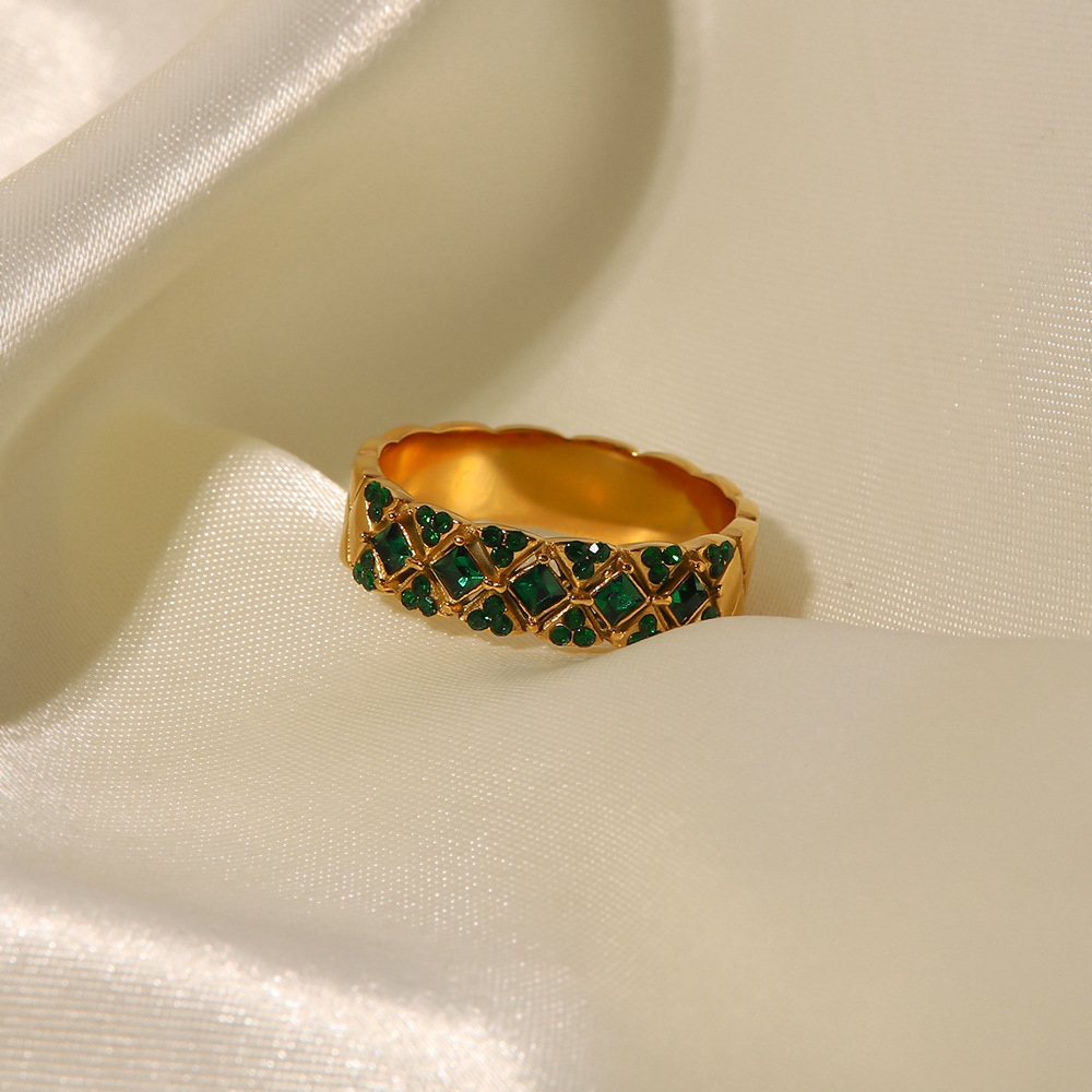 Title 4, Witte en groene diamanten ring