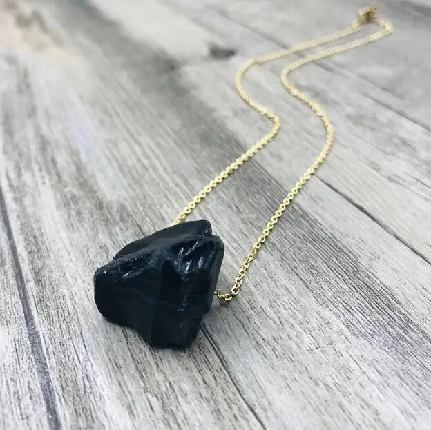 Collar con dije de cristal en bruto