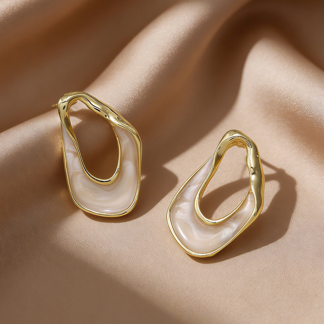 French Vintage Enamel Twisted Oval Earrings With Premium Atmosphere, Light Luxury Minimalist Cold Tone Stud Earrings For Women