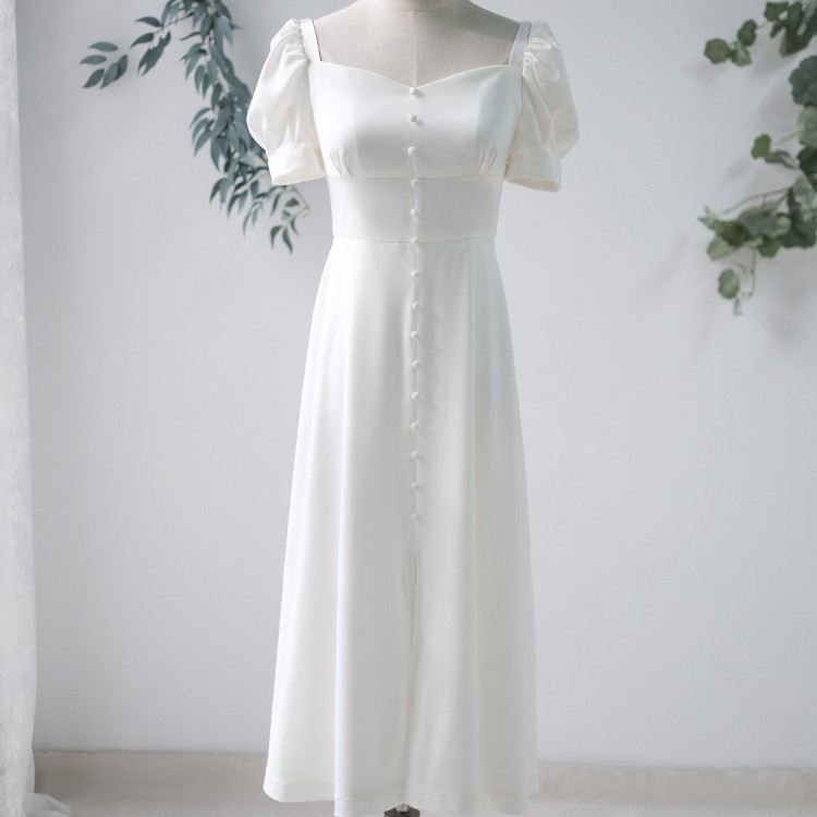 تسجيل رخصة السفر القصيرة تنورة بيضاء صغيرة