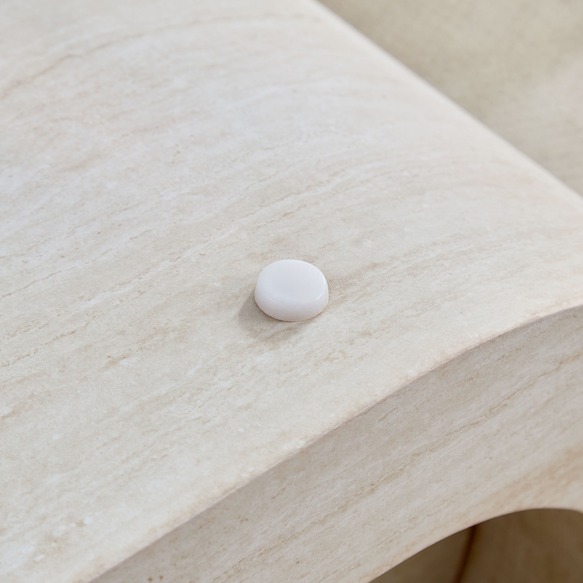 33.86 Inch Square Faux Travertine Pattern Coffee Table for Living Room,MDF Table,Modern Design Irregular Coffee Table with Layered Base for Office,Apartment,No need Assembly — foto 7