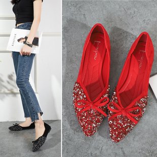 Pointed flat shoes