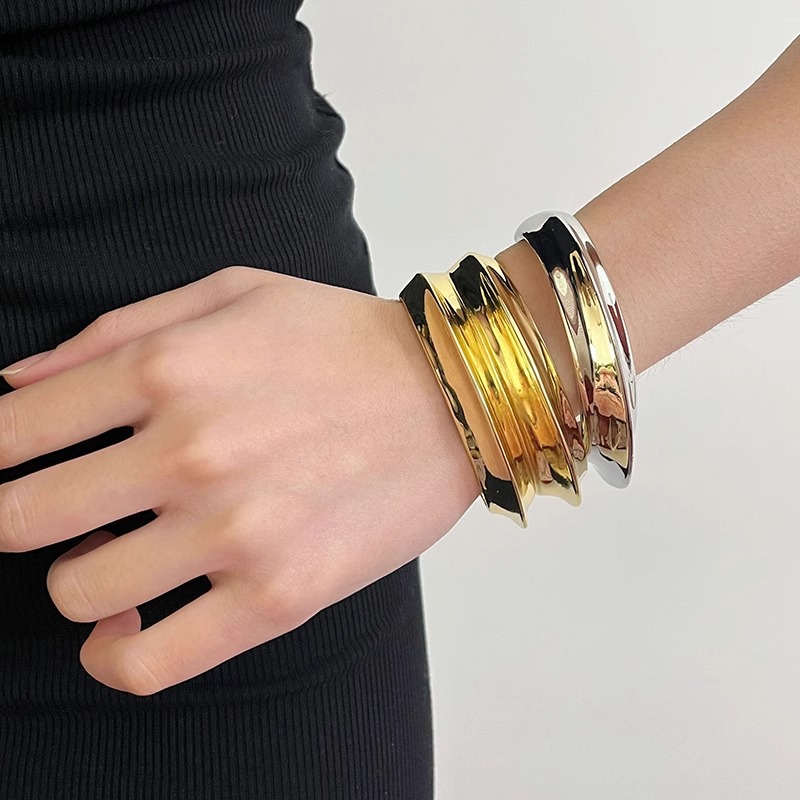 Heavy-duty Flying Saucer Polished Open Bracelet For Women