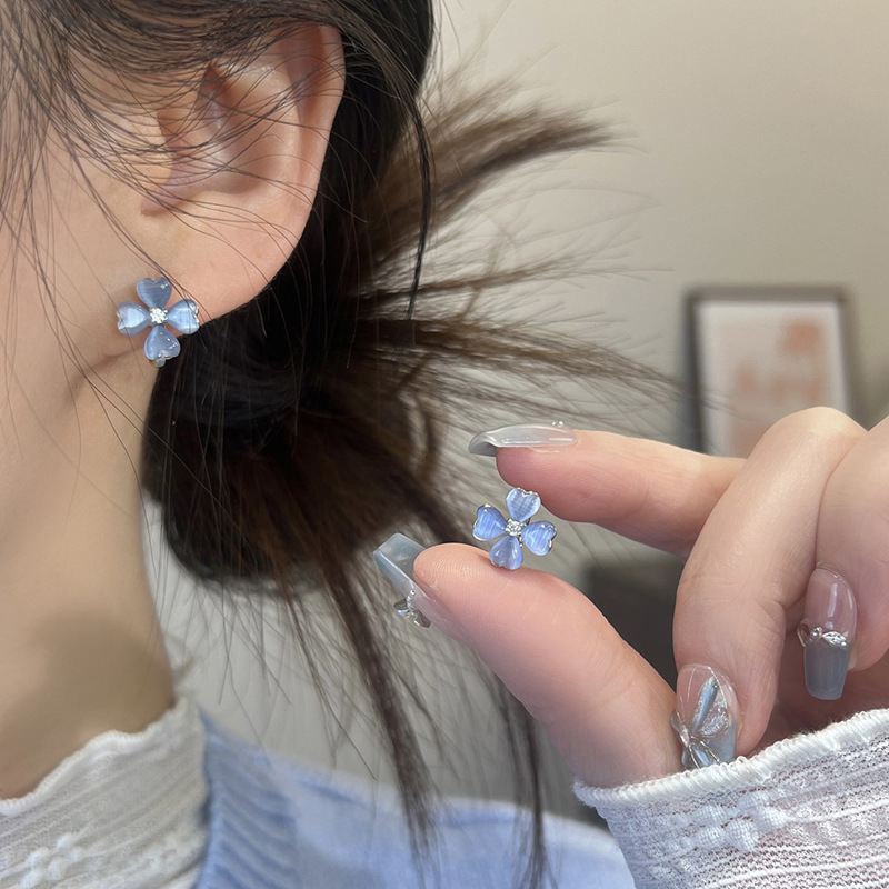 Women's Simple Exquisite Refined Grace Earrings