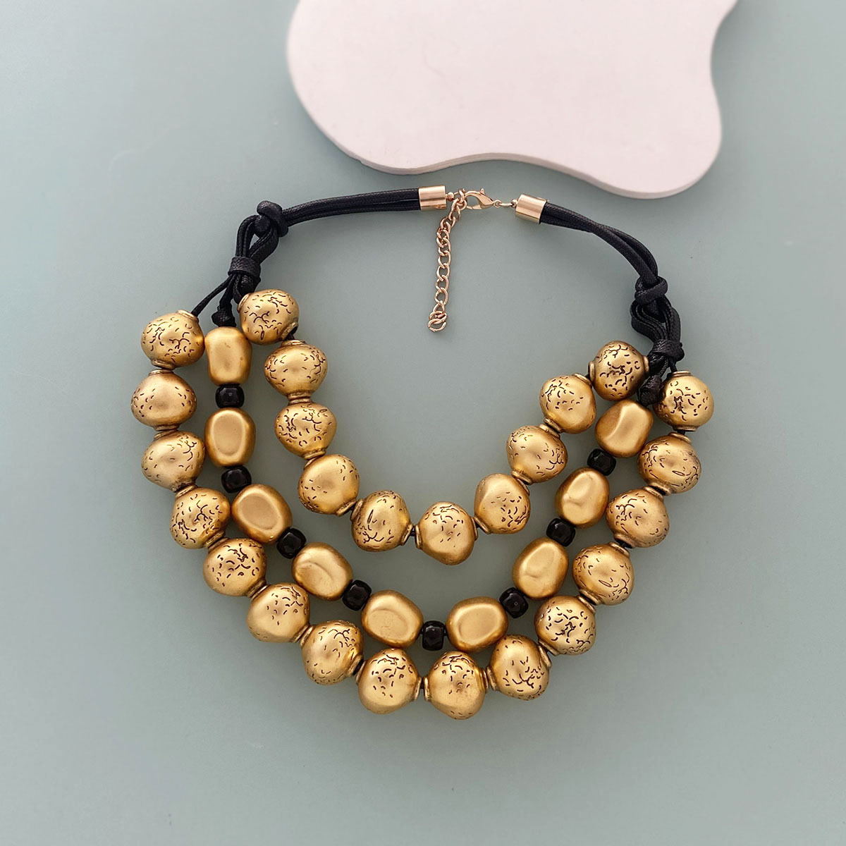 Collier Rétro Trois Couches Perles Dorées — Élégance Vintage - image 3