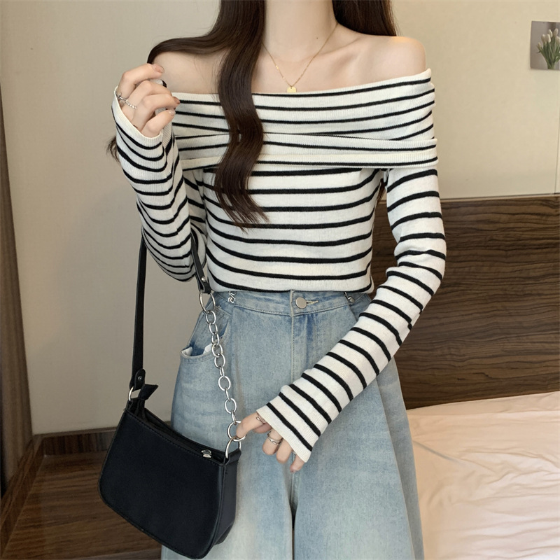 Title 8, Autumn New Off-shoulder Striped Sweater