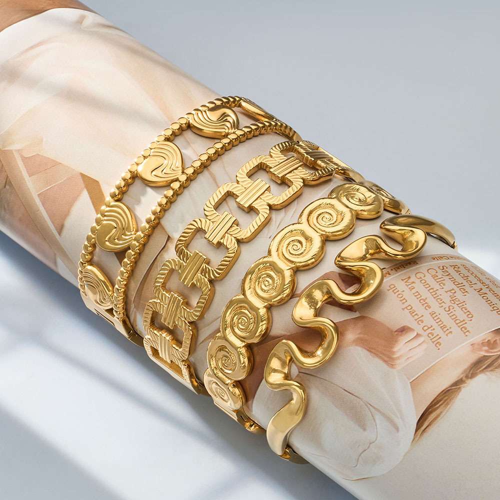 Womens Wide-Style Heart-Shaped Buckle Bracelet