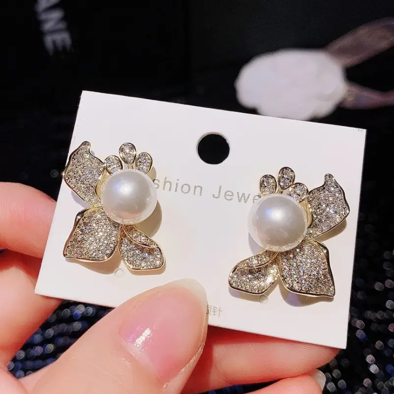 Lady's Flower Inlaid Zirconium Temperamental Earrings