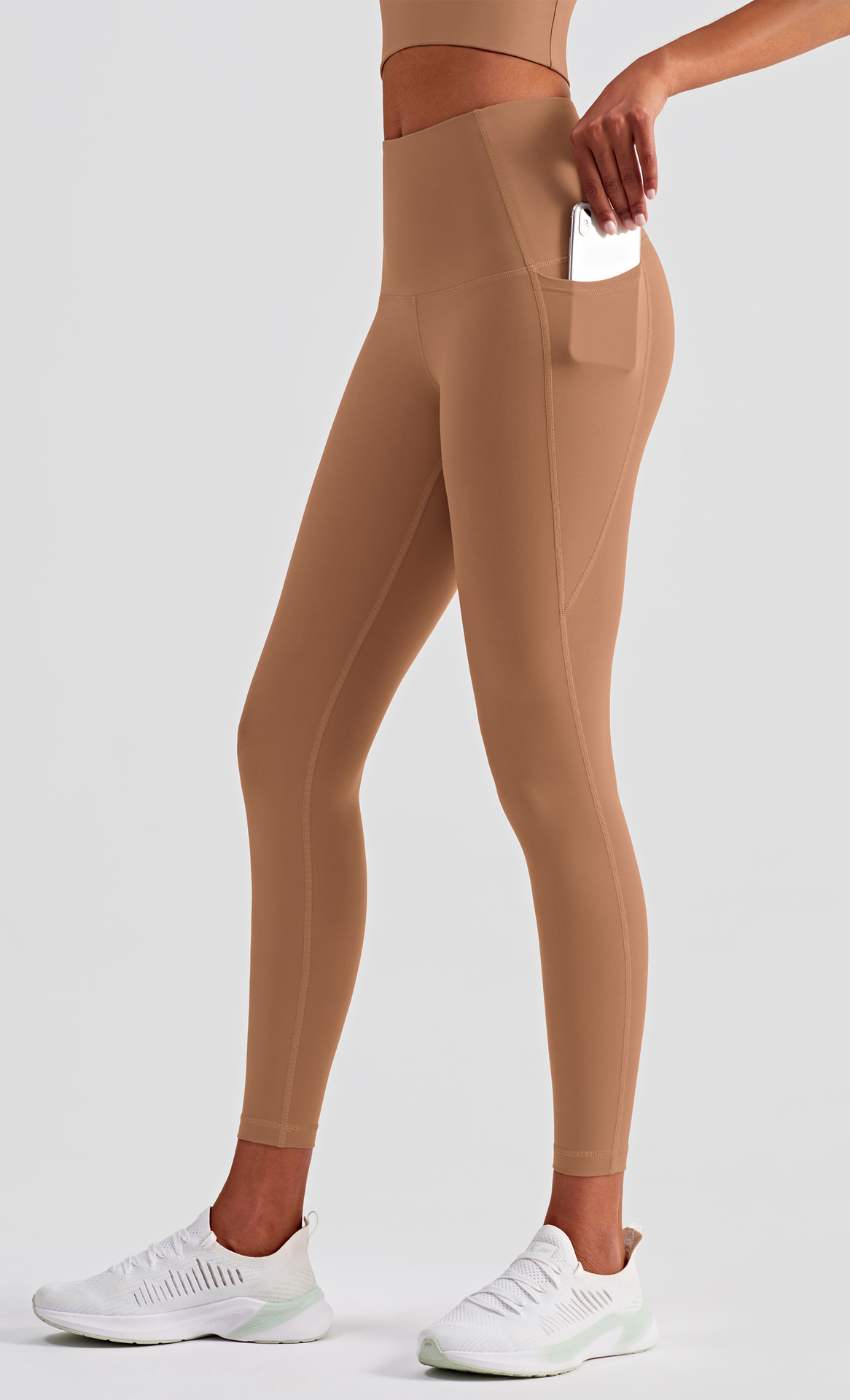High-waist yoga pants with side pockets in brushed nylon fabric