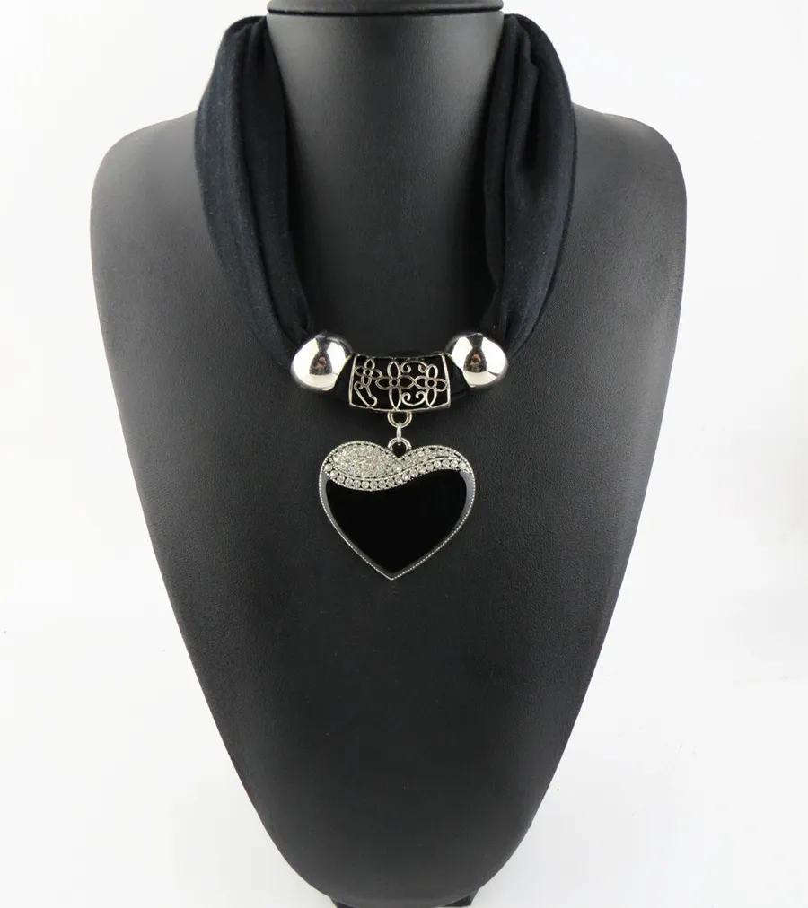 Women's Fashion Simple Heart-shaped Pendant Scarf - Black