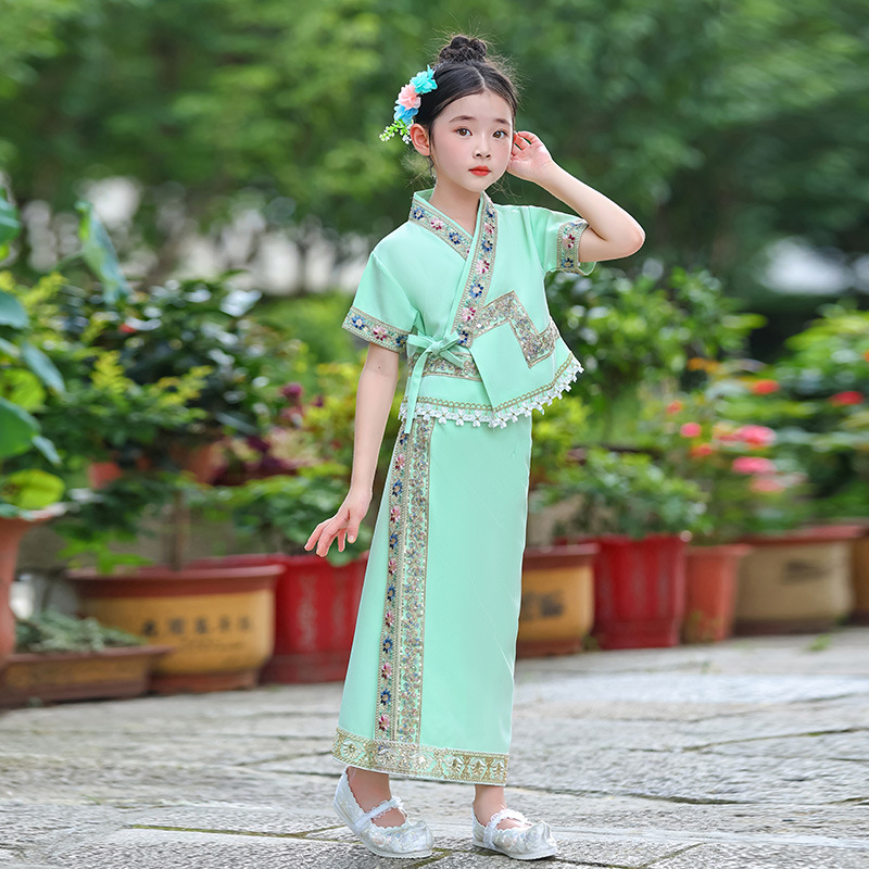 Dai Ethnic Clothing For Men, Women, And Children At The Yunnan Water-Splashing Festival — foto 9