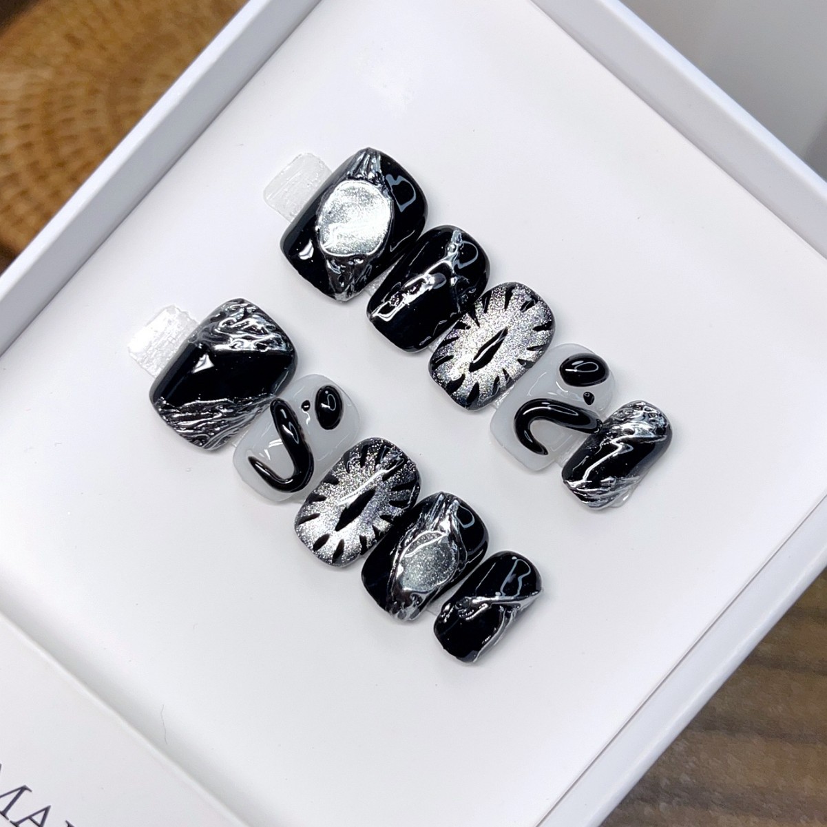 Handmade Minimalist Cat-eye Nail Art