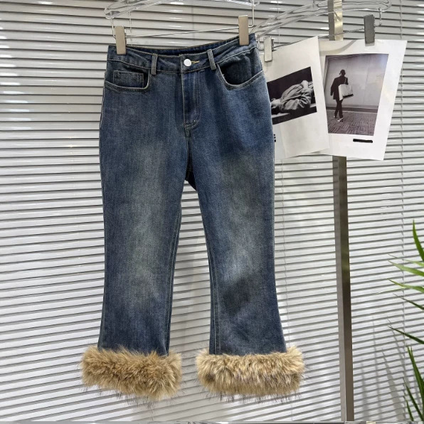 Womens Slim-fit Cropped Denim Capri Pants With Frayed Hems