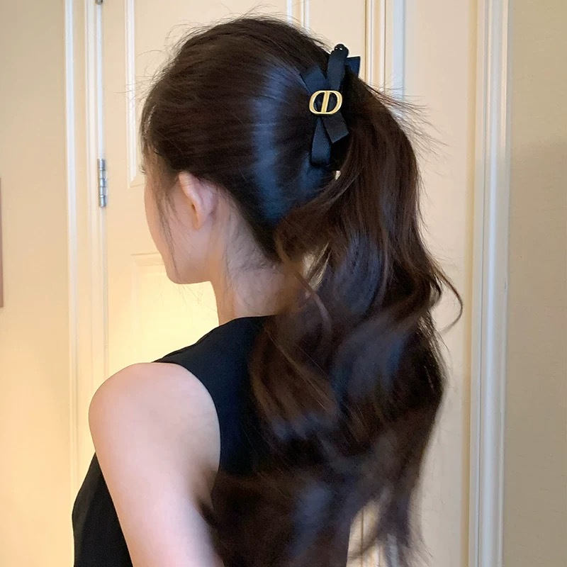 Elegant Sophisticated Bun-style Ponytail Clip For The Back Of The Head