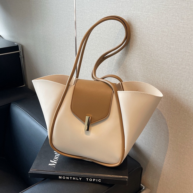 Large-Capacity Simple Versatile Commuter Shoulder Bag