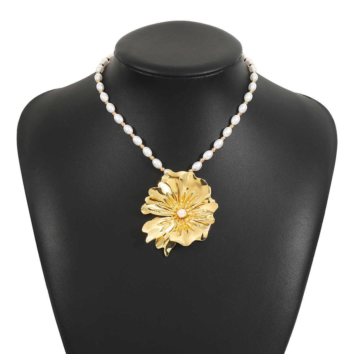 Exaggerated Large Flower Retro Pearl Necklace