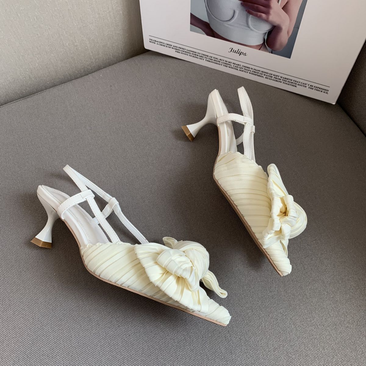 Title 11, Microvezel stilettos met puntige neus en strik...