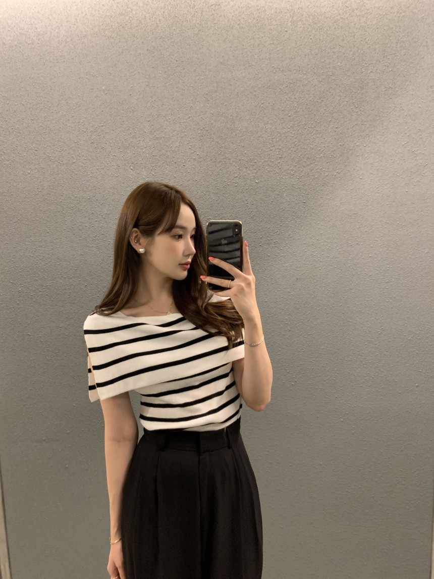 Striped Designer-Style Knitted Top With Side Slit Sleeveless 21 067b3834 f088 4f27 82a6 ae606d891471