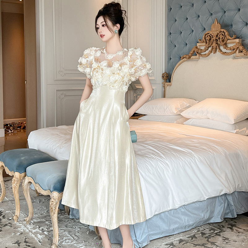 فستان طويل بأكمام منفوخة وضيق حتى الخصر