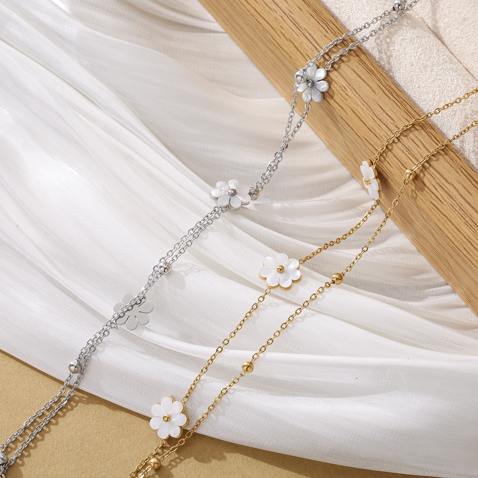 Trois Fleurs Shell Flower Anklet 4