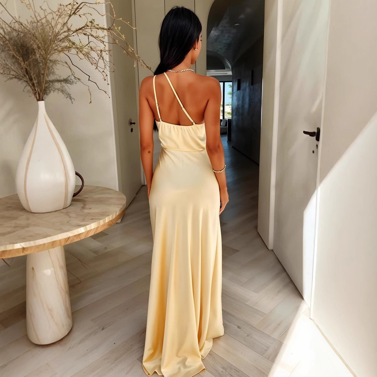 فستان نسائي أنيق وعصري بلون سادة