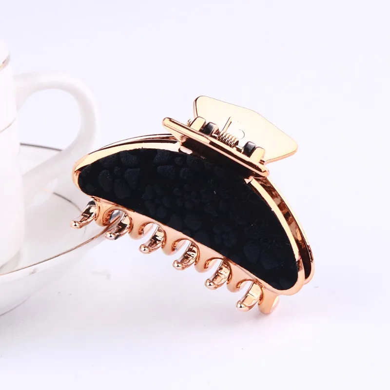 Simple Hair Clip Flower Medium Spring Grip - Black