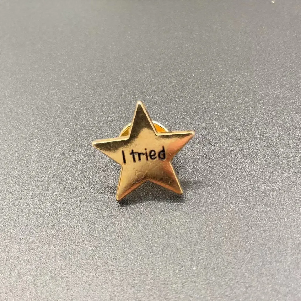 Creative Star Element Metal Medal English Five-pointed Star Brooch - Gold