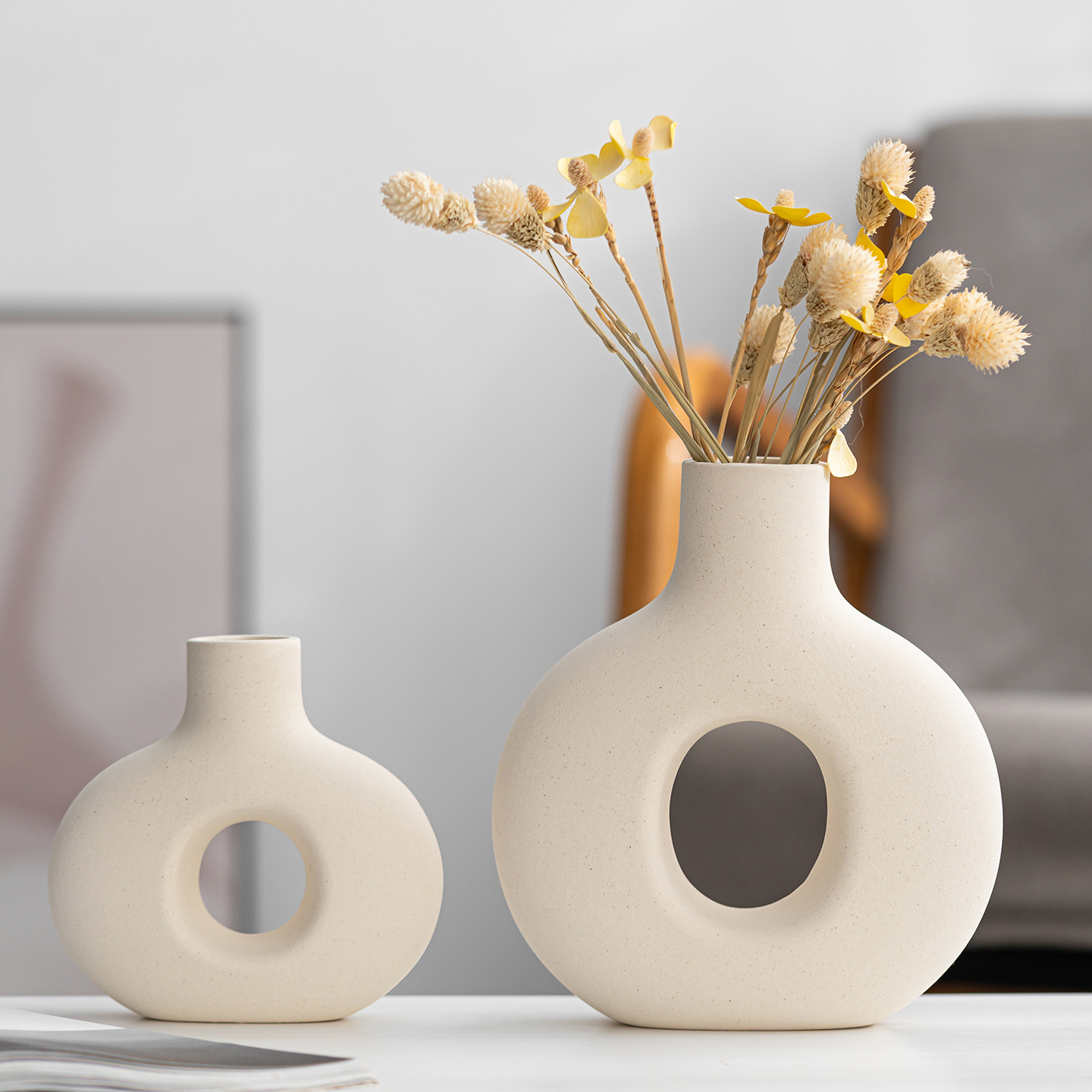 Vază din ceramică – suport minimalist și modern pentru flori, cu un aspect estetic de înaltă calitate