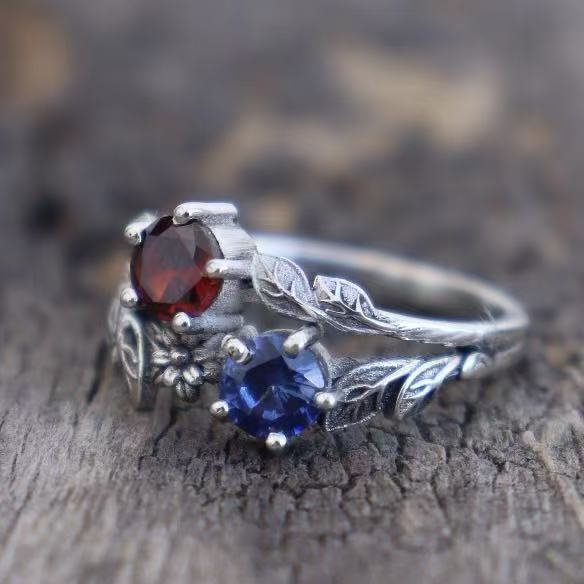 Womens Minimalist Stylish Ring Featuring A Small Flower And Leaf Design