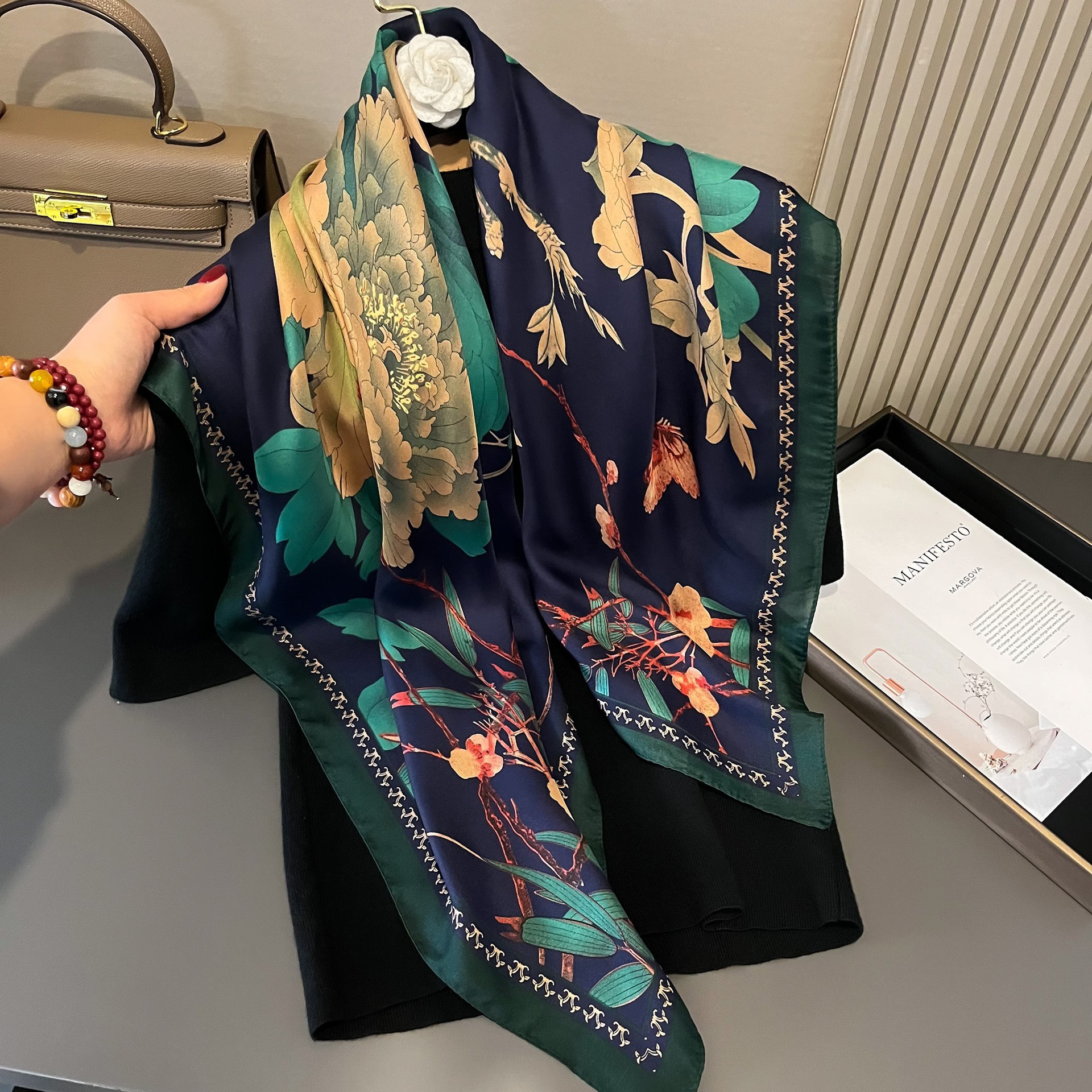 Women's Retro Fashion Silk-Feel Scarf