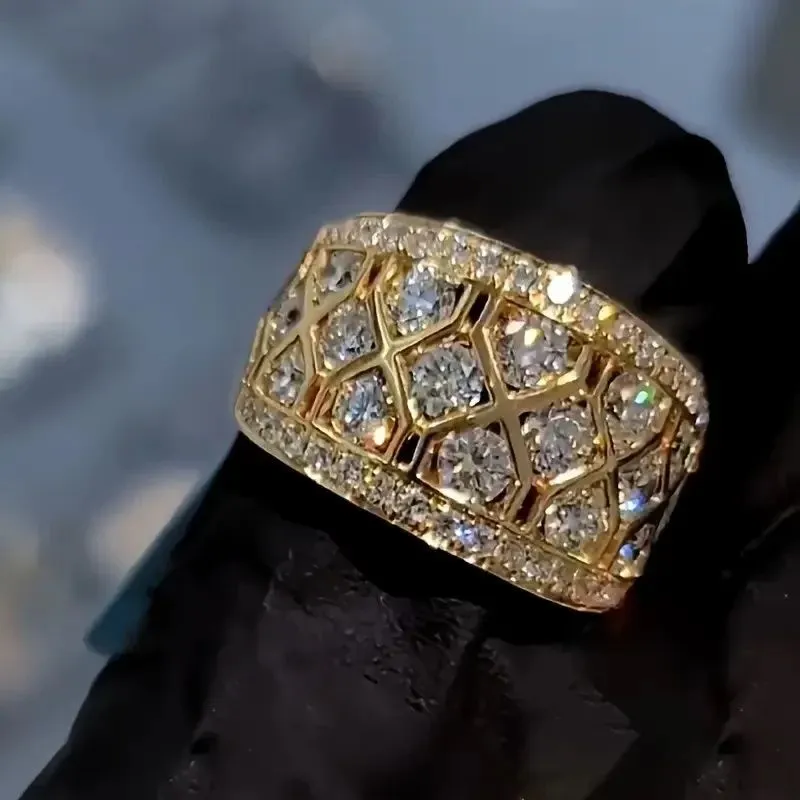 Wide Version Light Luxury Hollow-out Diamond-inlaid Retro Fashion Ring - Gold