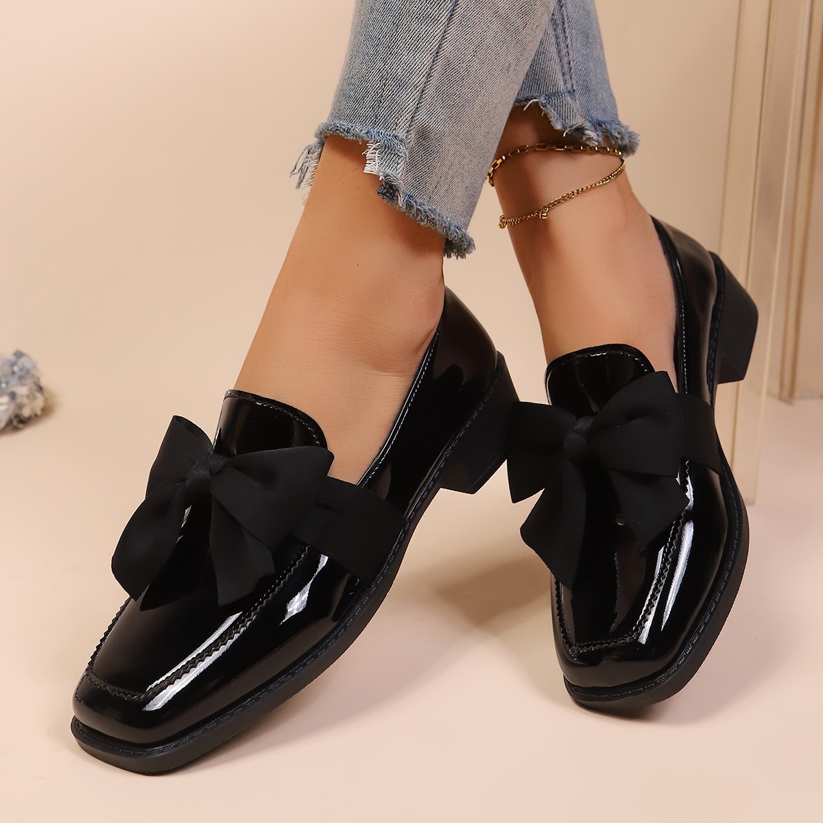 Womens Versatile Flat Leather Shoes With A Bow
