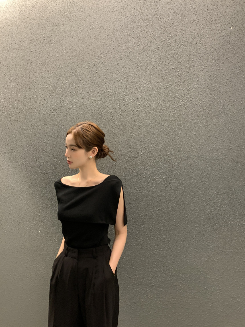 Striped Designer-Style Knitted Top With Side Slit Sleeveless 32 0b6802d5 8a47 429e 8ba5 04b8077a2463