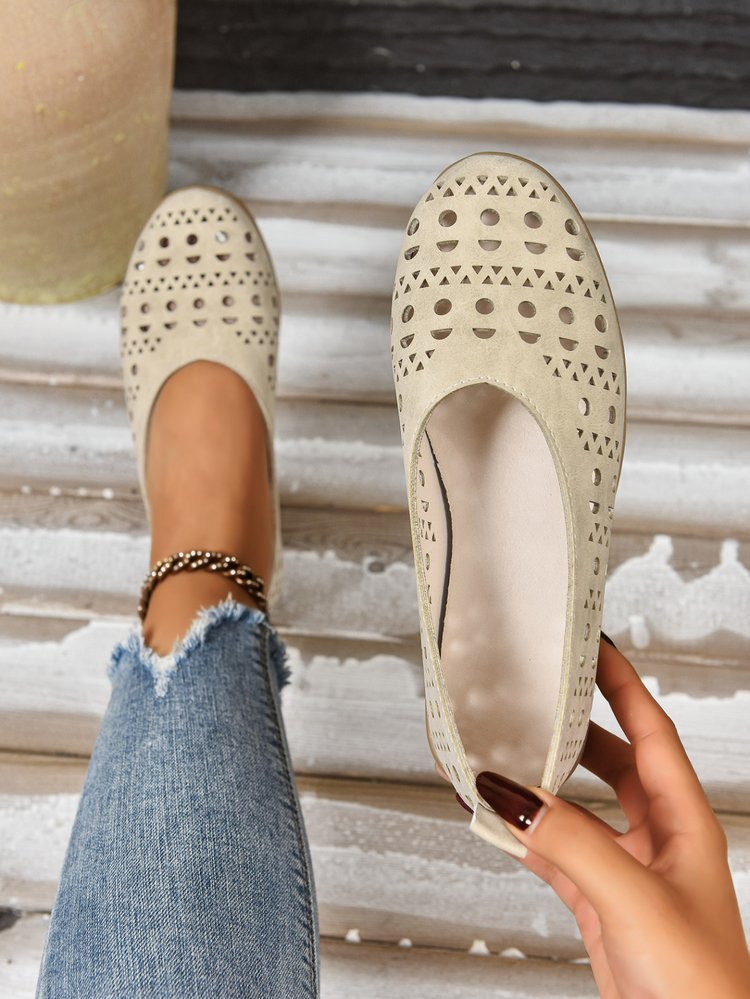 Women's chunky heel wedge pumps in beige – side view