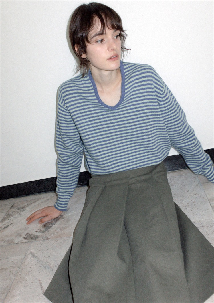 Women's Fashionable Loose V-neck Striped Knitted Top