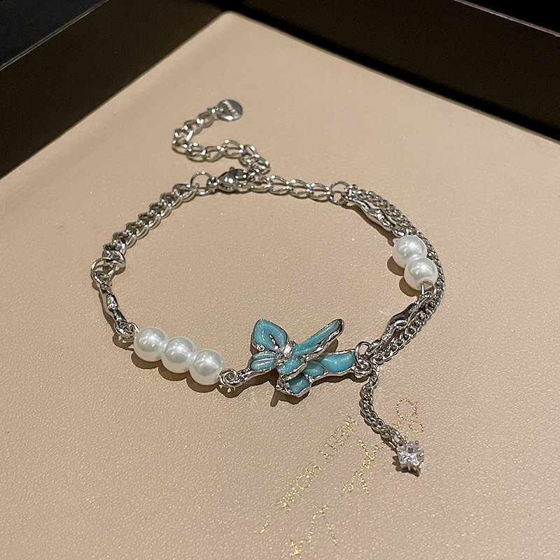 قلادة فراشة باردة بتفاصيل اللؤلؤ والكرستال