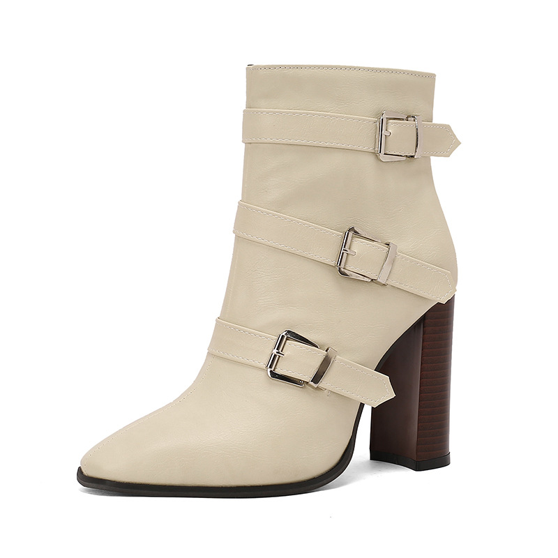 Title 16, Botas Martin de salto alto grosso com fivela. C...