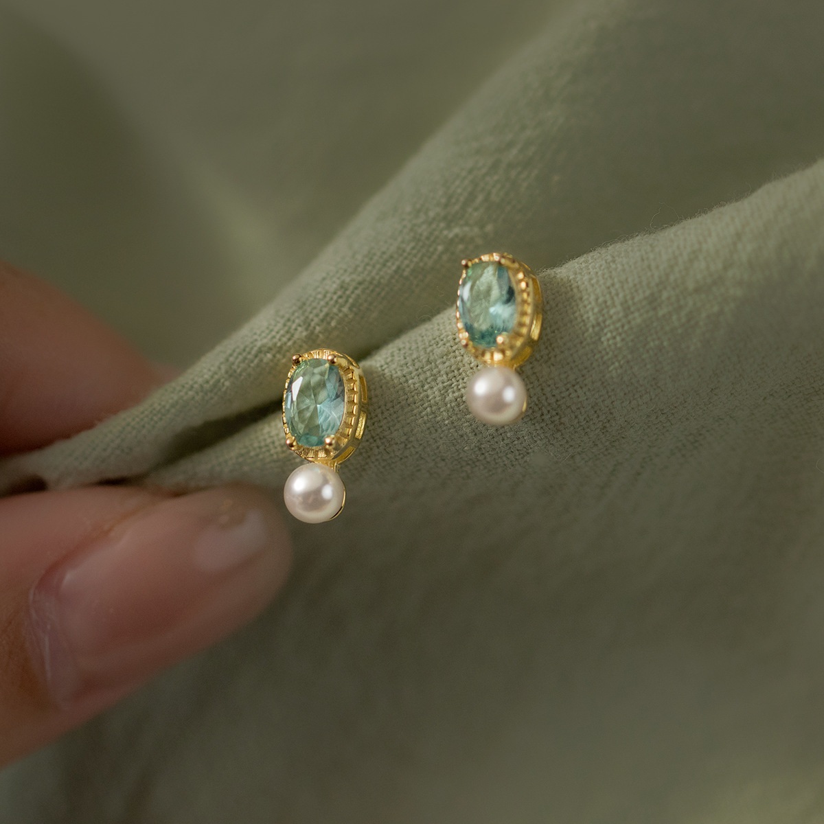 Women's Elegant Blue Diamond Synthetic Pearl Stud Earrings