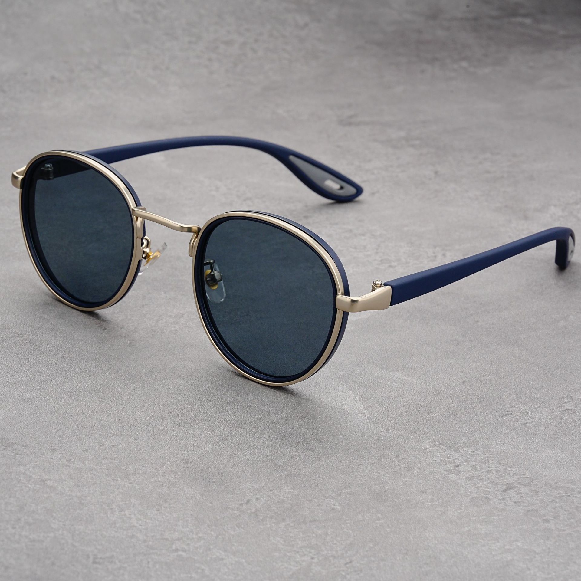 Personalized Hip-hop Street-style Pose-with-sunglasses Men - Image 1