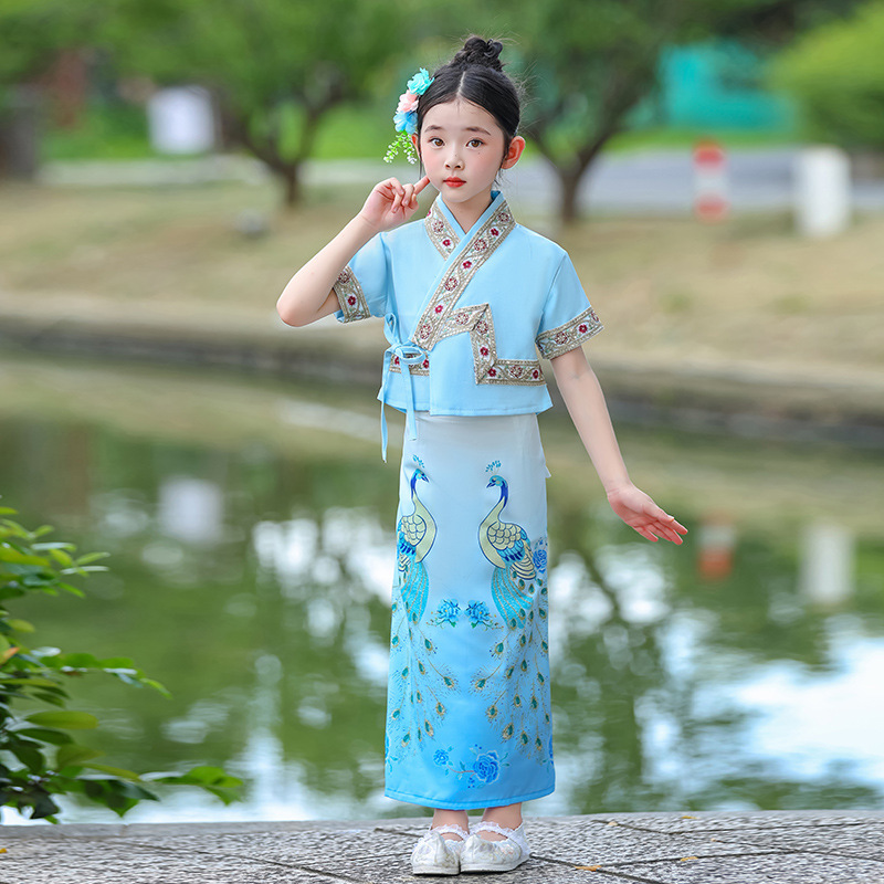 Dai Ethnic Clothing For Men, Women, And Children At The Yunnan Water-Splashing Festival — foto 6