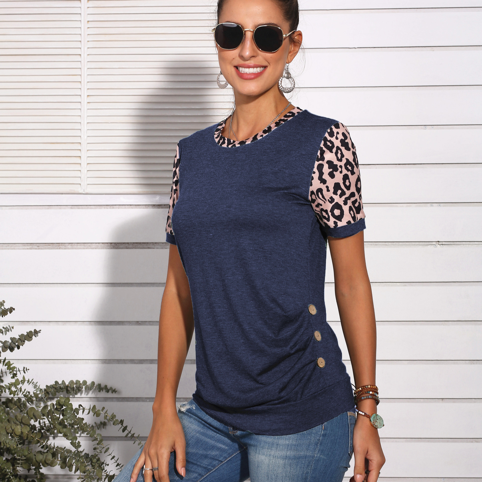 Title 15, T-shirt girocollo con stampa leopardata, un cap...