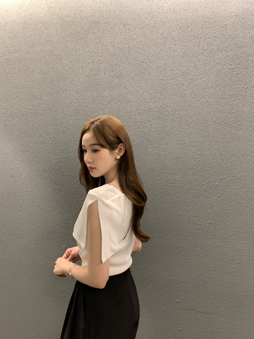 Striped Designer-Style Knitted Top With Side Slit Sleeveless 41 0f3e1f1a af4c 4a94 86ab 11c46250718c